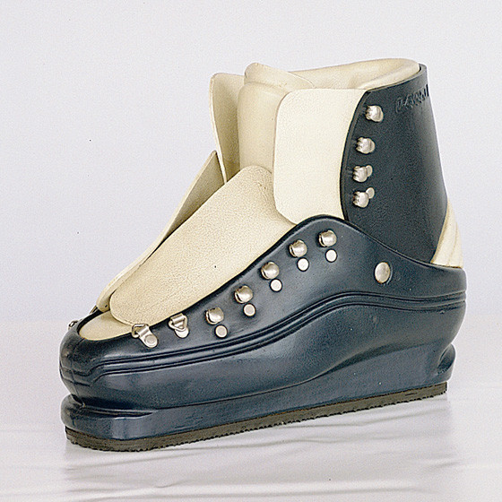 skiing history: first plastic ski boot from Lange