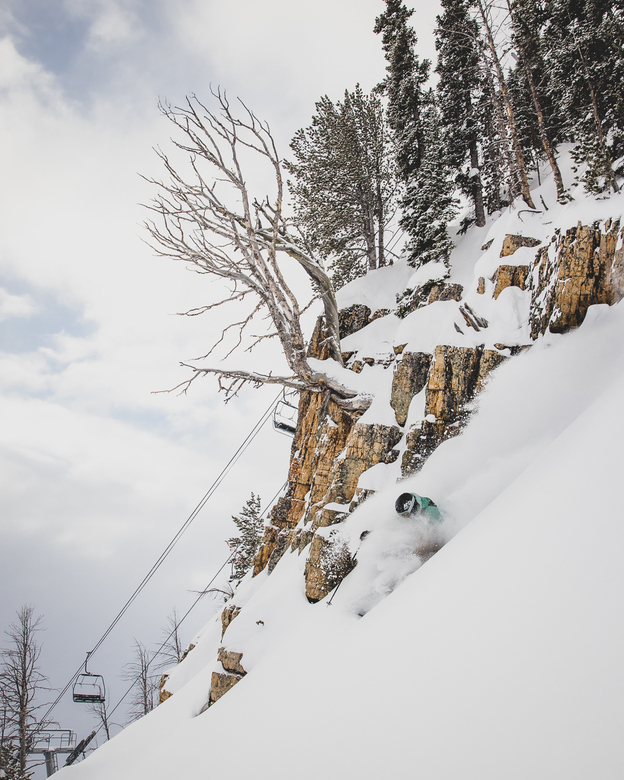 Η veronica Paulsen κάνει σκι στο βιώσιμο χιονοδρομικό θέρετρο Jackson Hole