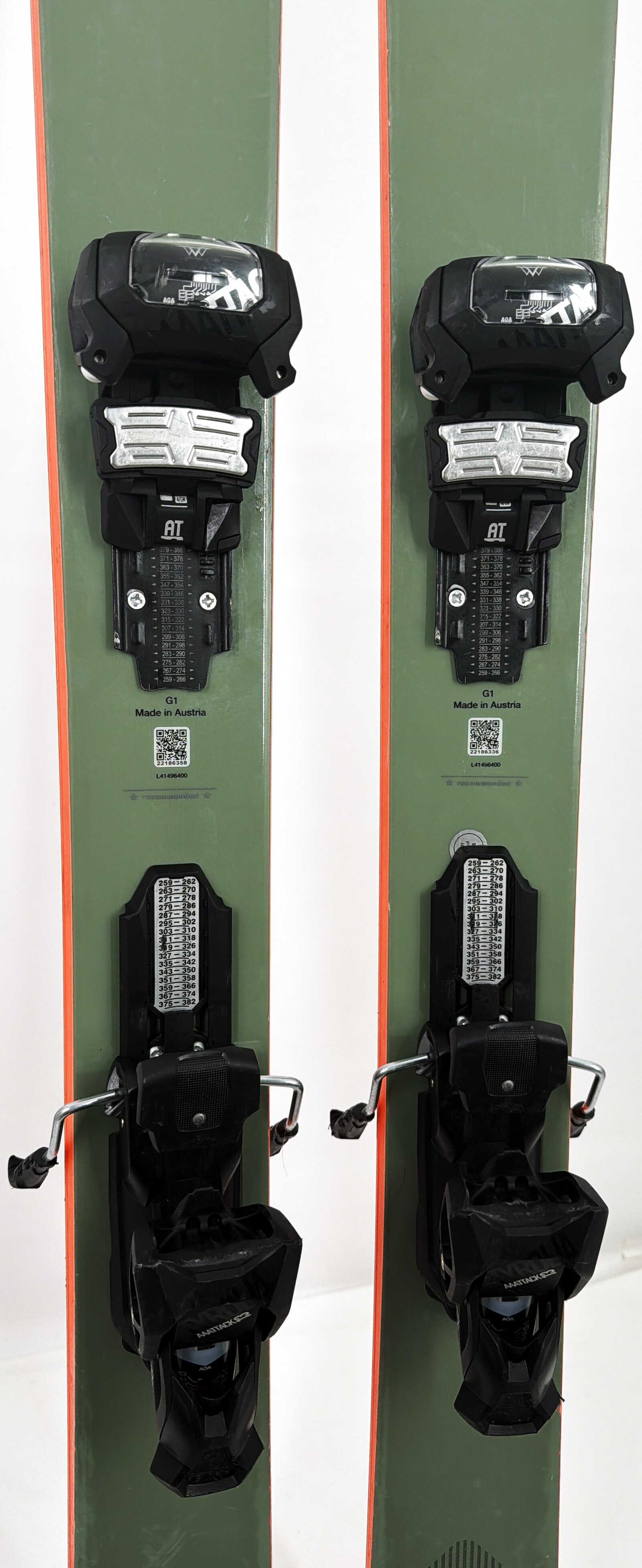 2022 Salomon QST 106 Skis Mid