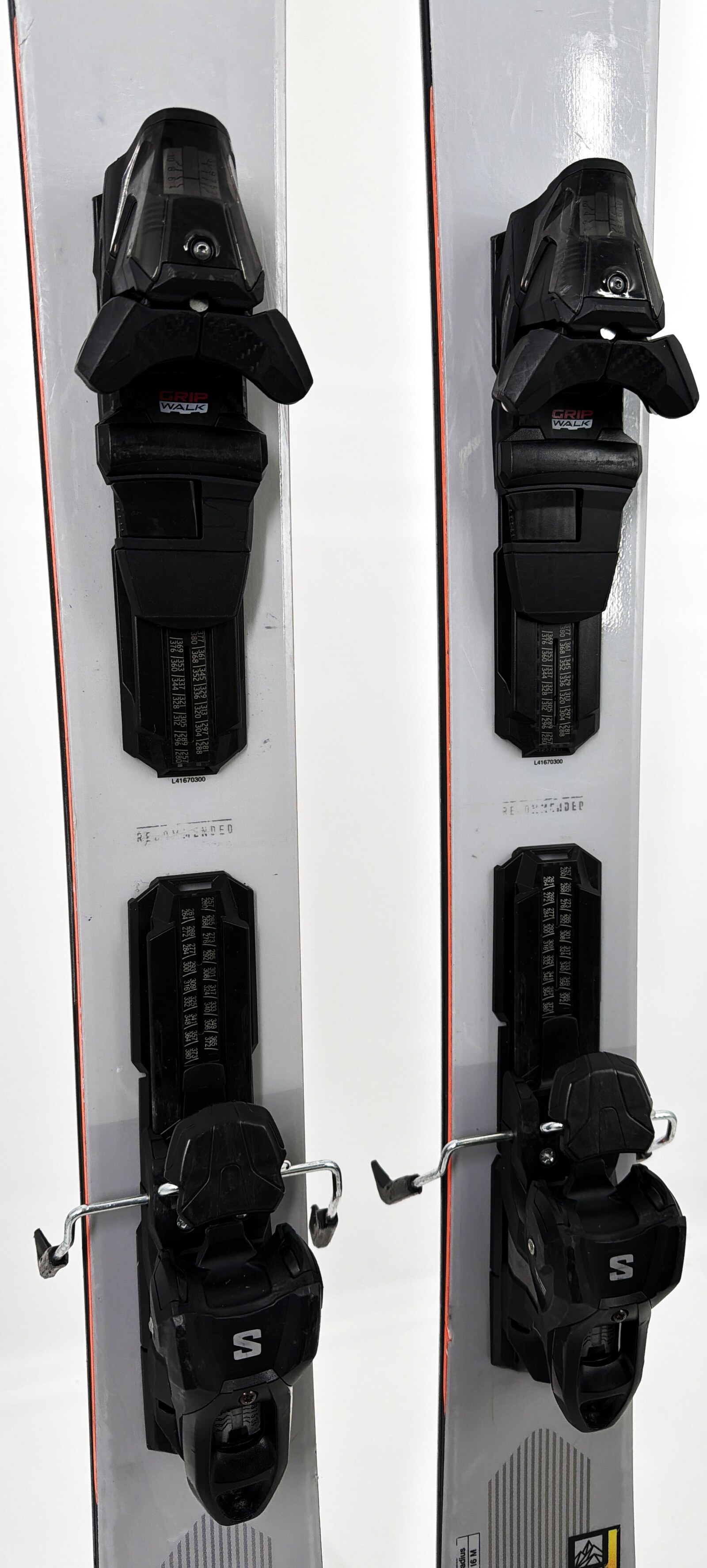 2023 Salomon QST 106 Skis Mid