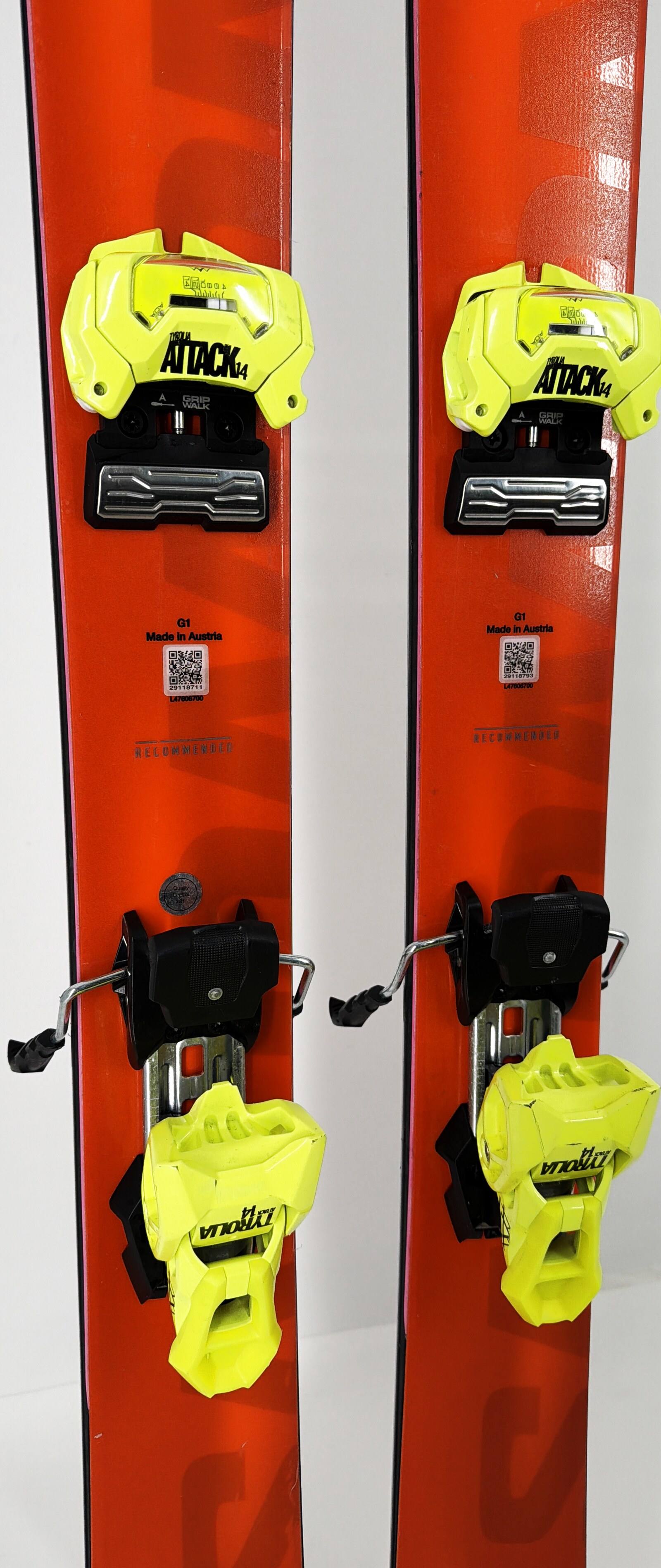 2025 Salomon QST 106 Skis Mid